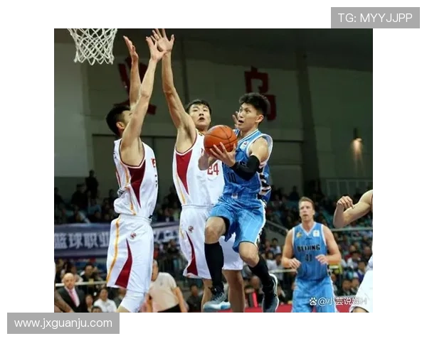 成都篮球队耐力争议引发热议球迷对球队表现和训练方式展开激烈讨论